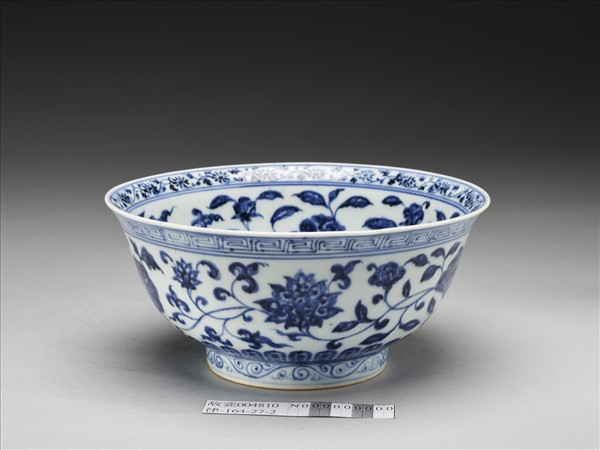 青花纏枝花卉紋碗