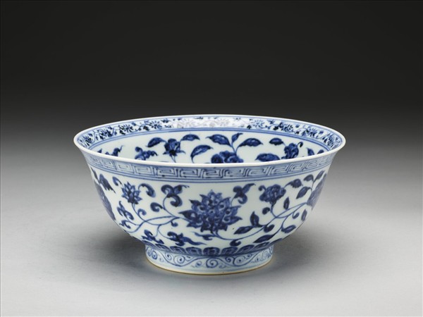 青花纏枝花卉紋碗