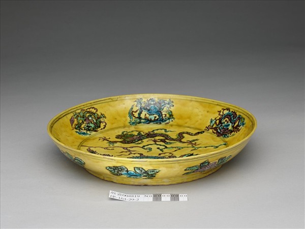 三彩黃地花果龍紋盤
