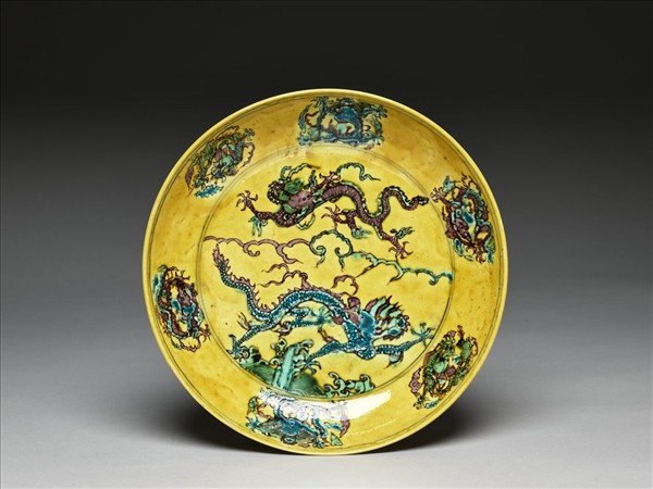 三彩黃地花果龍紋盤