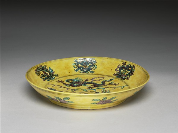 三彩黃地花果龍紋盤