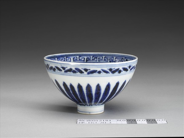 青花幾何花卉紋碗