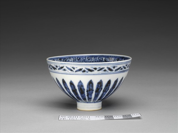 青花幾何花卉紋碗