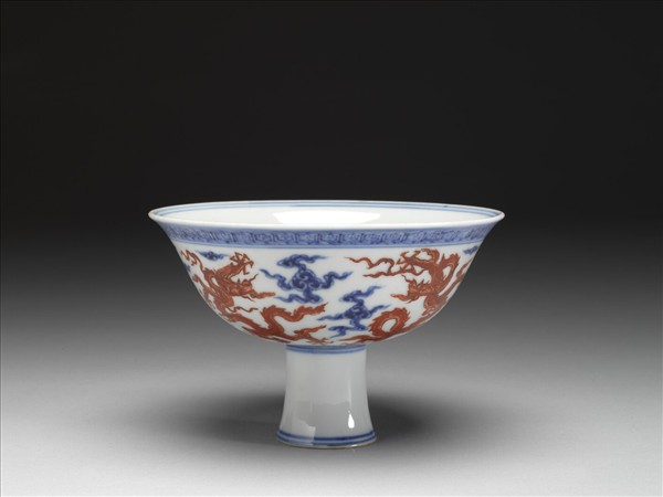 青花紅彩雲龍紋高足碗