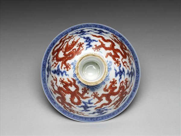 青花紅彩雲龍紋高足碗