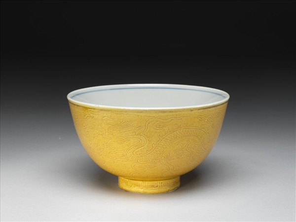 嬌黃白裡龍紋碗