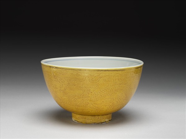 嬌黃白裡龍紋碗