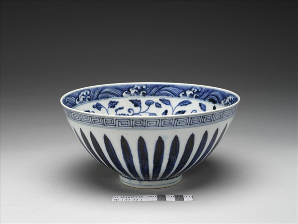 青花花卉紋蓮子碗