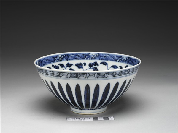 青花花卉紋蓮子碗