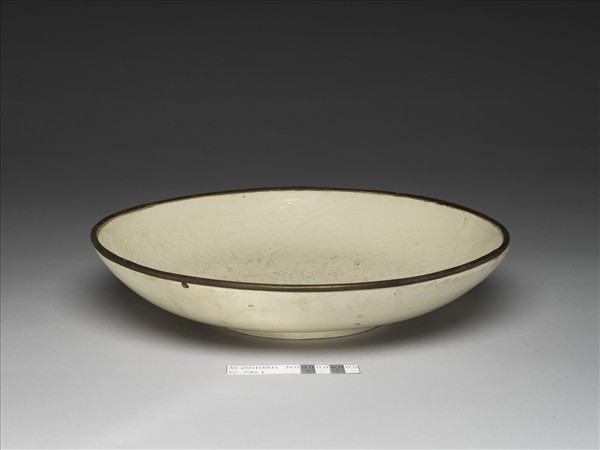 定窯 白瓷印花牡丹孔雀紋盤