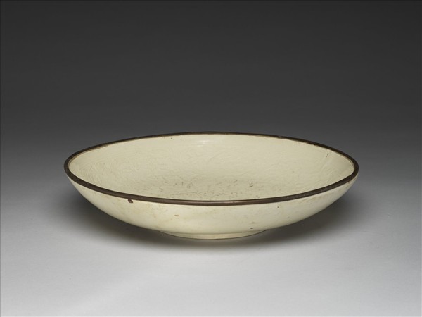 定窯 白瓷印花牡丹孔雀紋盤