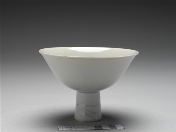 甜白釉八寶紋高足碗