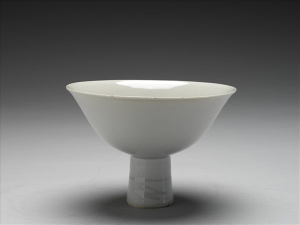 甜白釉八寶紋高足碗