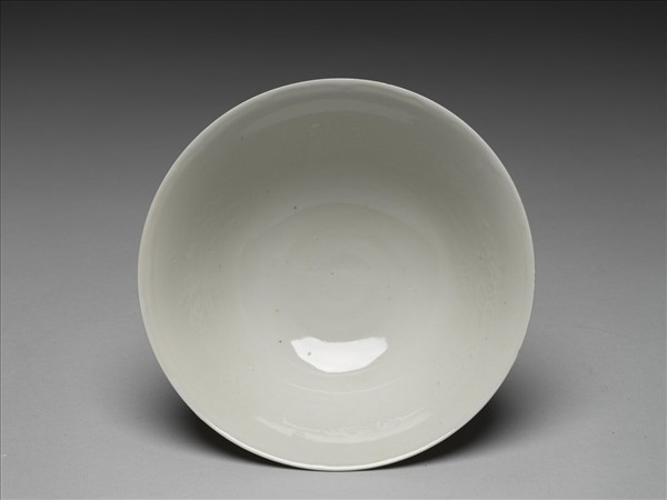 甜白釉八寶紋高足碗