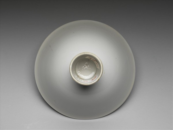 甜白釉八寶紋高足碗