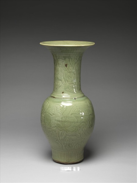 龍泉窯 青瓷刻花牡丹紋瓶