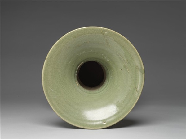 龍泉窯 青瓷刻花牡丹紋瓶