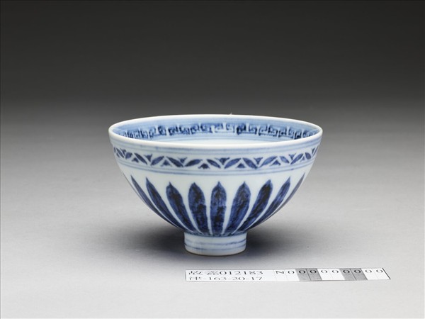 青花幾何花卉紋碗