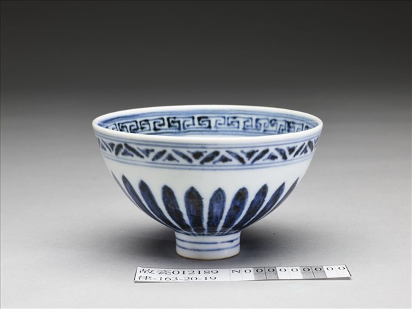 青花幾何花卉紋碗