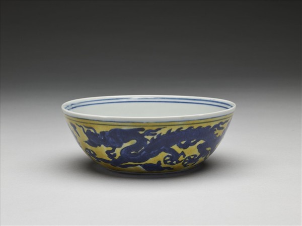 青花黃地龍紋碗