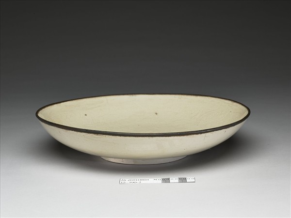 定窯 白瓷印花牡丹孔雀紋盤