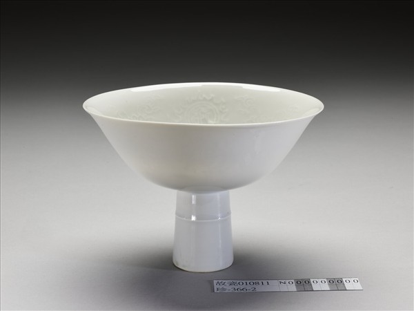 甜白釉番蓮梵文高足碗