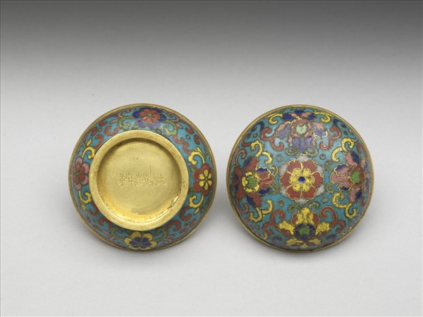 掐絲琺瑯番蓮紋盒