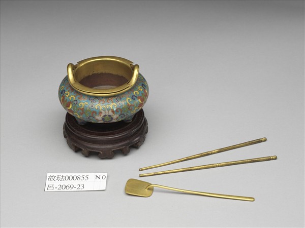 掐絲琺瑯番蓮紋爐