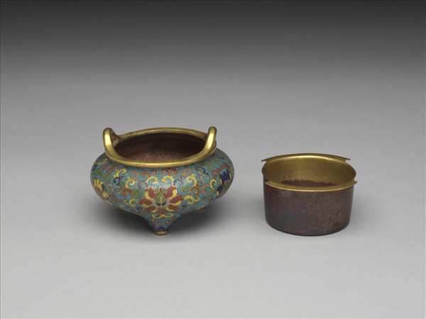 掐絲琺瑯番蓮紋爐