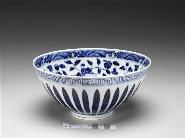 青花花卉紋蓮子碗