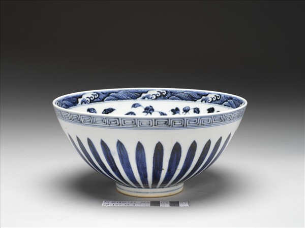 青花花卉紋蓮子碗