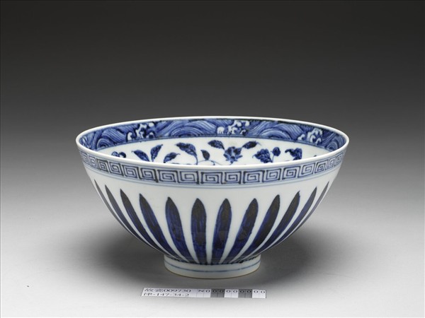 青花花卉紋蓮子碗