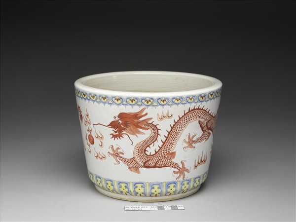 粉彩龍紋花盆