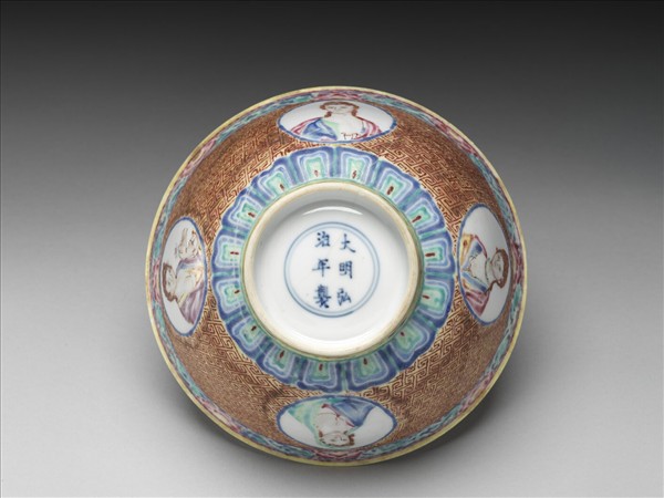 錦地開光西洋仕女肖像畫碗