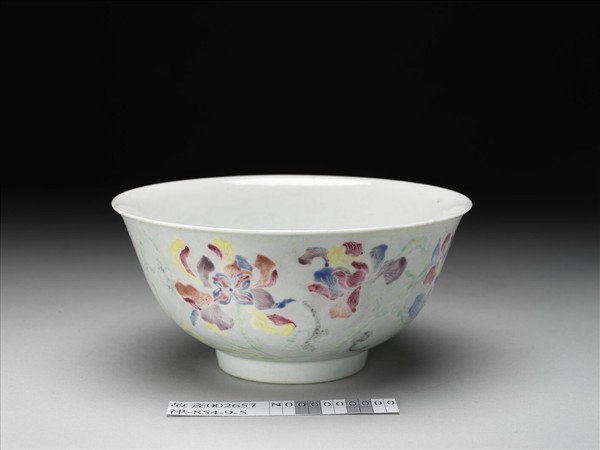 淺青地花卉紋碗