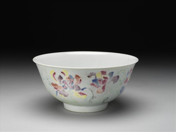 淺青地花卉紋碗