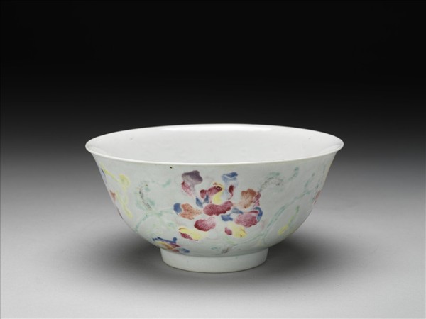 淺青地花卉紋碗