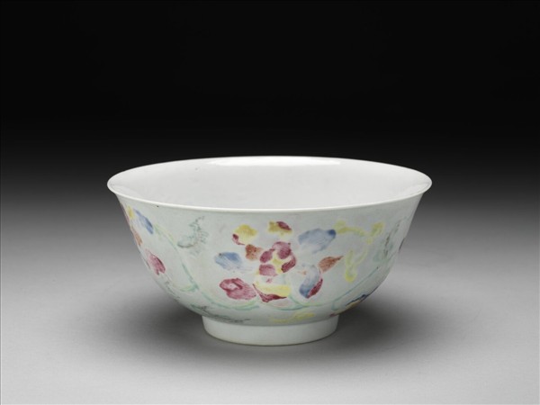 淺青地花卉紋碗