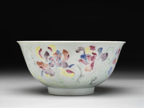 淺青地花卉紋碗