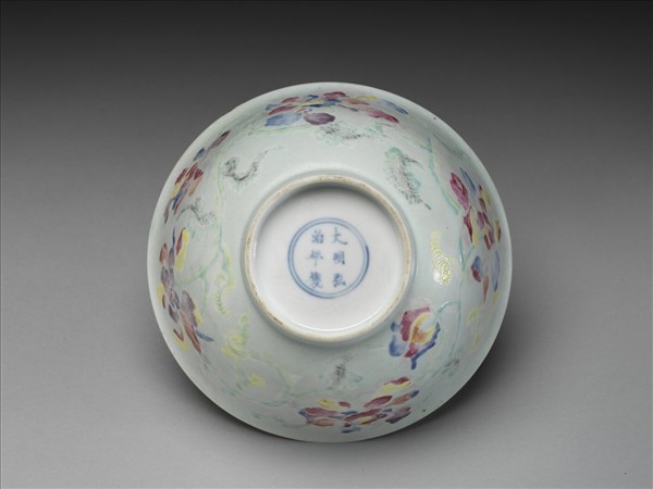 淺青地花卉紋碗