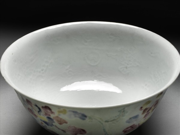 淺青地花卉紋碗