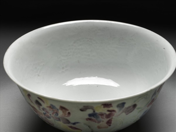 淺青地花卉紋碗