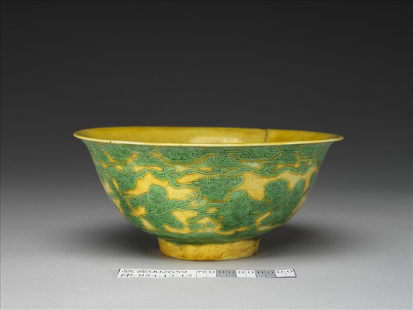 嬌黃釉綠彩嬰戲圖碗