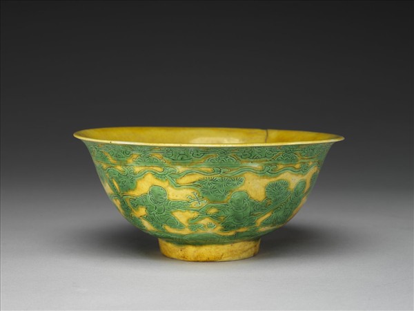 嬌黃釉綠彩嬰戲圖碗
