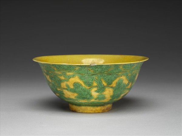 嬌黃釉綠彩嬰戲圖碗