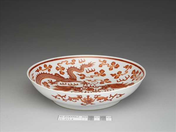 描紅雙龍戲珠紋盤