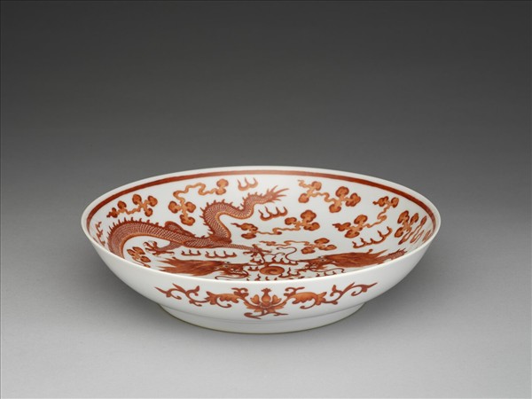描紅雙龍戲珠紋盤