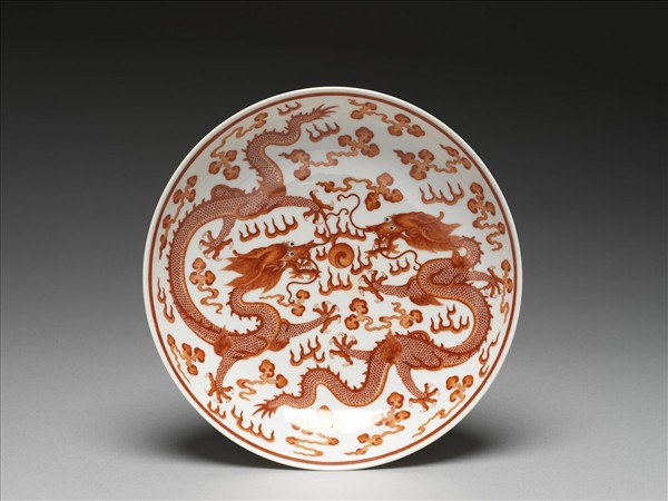 描紅雙龍戲珠紋盤