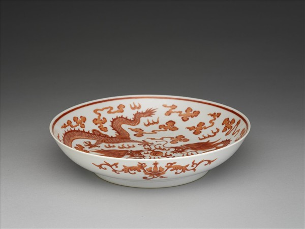 描紅雙龍戲珠紋盤