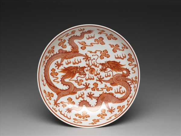 描紅雙龍戲珠紋盤